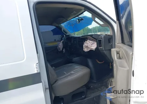 2017 Chevrolet Express 2500 Work Van z USA, uszkodzony, nr VIN 1GCWGAFF2H1107757